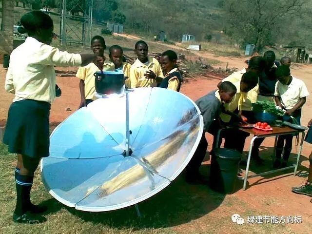 The solar cooker invented by cow man is five times faster than the traditional grill, and it only takes five minutes to cook in the wild!