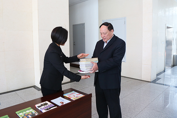 Shandong lvbei Hold A Donation Book Ceremony To Yingjisha County School