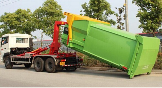 What are the advantages of a detachable sanitary garbage truck?